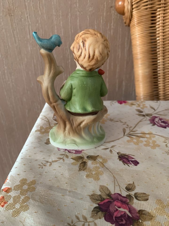 Porzellan Figur (Harmonika spielender Junge) in Nienhagen