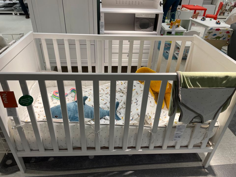 Babybett, weiß, 70x140 cm von Ikea SUNDVIK + Schaummatratze in Bremen