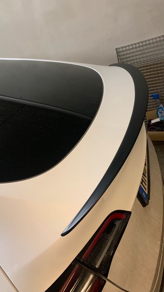 Tesla Model Y AWD LR mit Spoiler & Winterreifen in Schwaigern