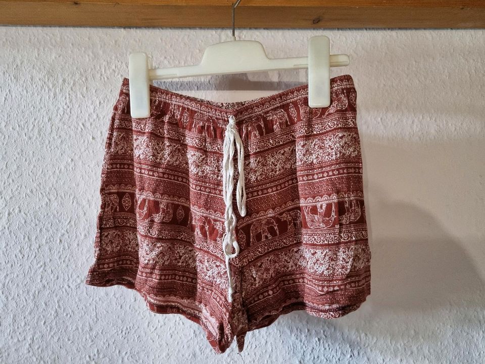 Rote Shorts, lockere kurze Hose Gr. 36 in Berlin