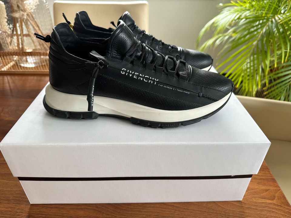 Givenchy Specctre Runner Sneaker Gr. 42 in Leverkusen