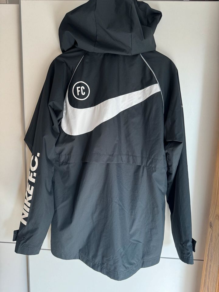 Nike F.C. Windjacke in Wingst