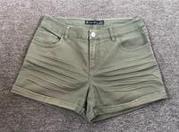 Schicke olive Shorts Hotpants von Amisu New Yorker Gr. 34 Stretch Niedersachsen - Garbsen Vorschau