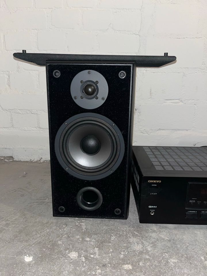 Onkyo TX 8211 Verstärker plus Onkyo SC 590 Lautsprecher paar in Hamburg