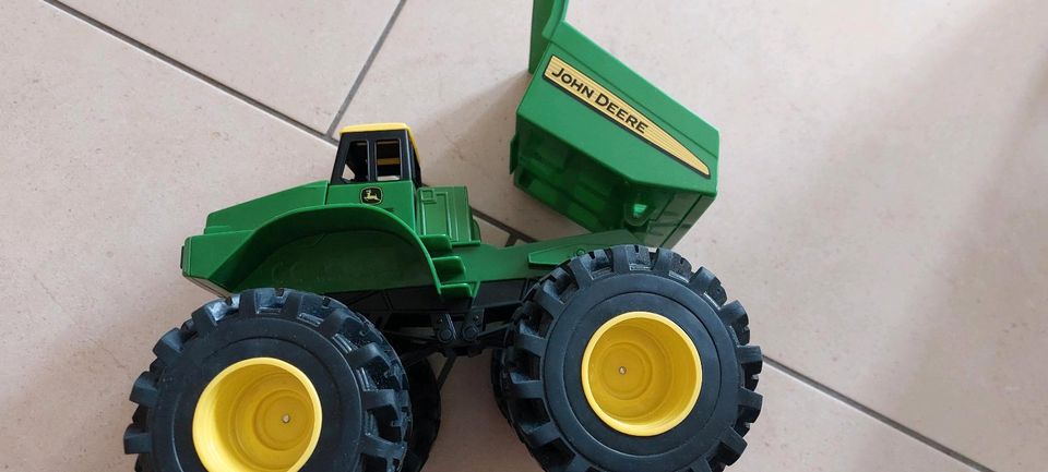 John Deere Kipplaster mit Geräusch- und Rüttelfunktion in Neubörger