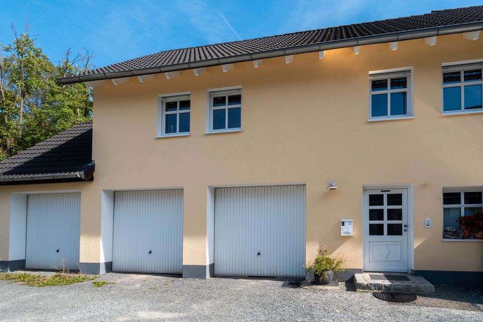 Denkmalgeschütztes Bauernhaus: 3 Wohnungen, 5 Garagen, volle Vermietung in Pressig