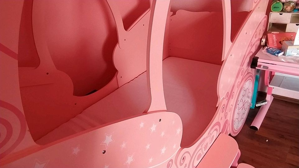 Kutschenbett Prinzessin rosa mit Treppe inkl. Matratze in Velbert