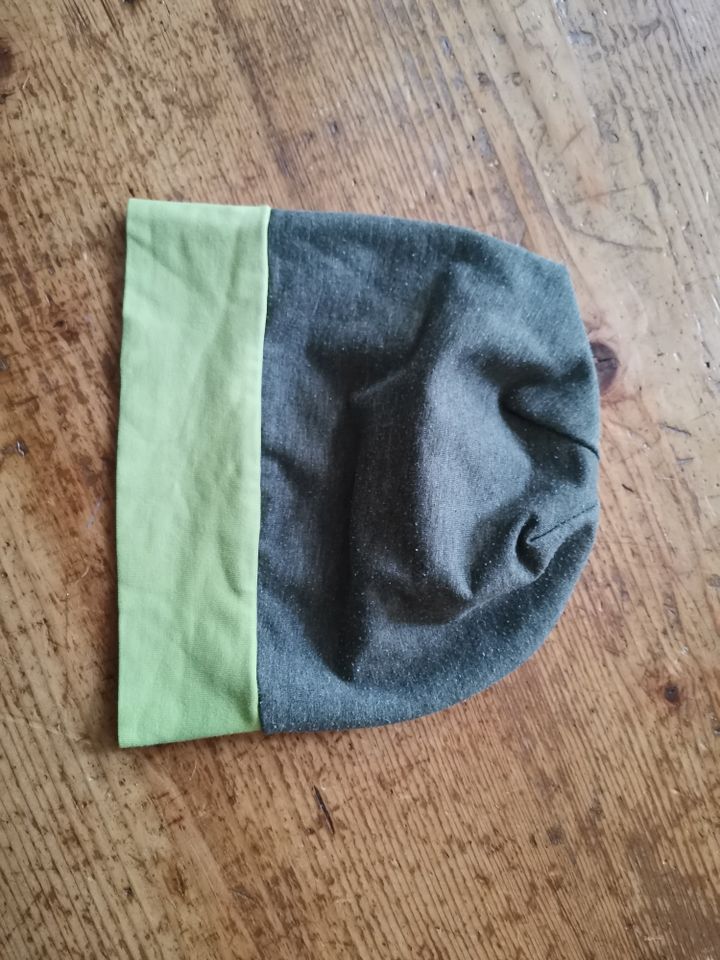 Mütze grau grün 2 bis 3 jahre in Dresden