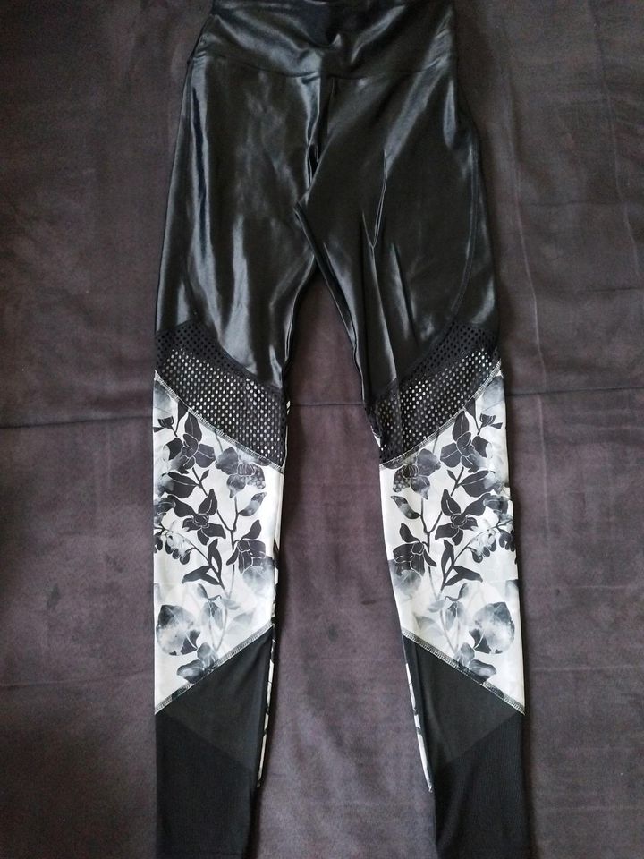 Sportleggins schwarz/weiß mit Blumen in Mitterteich