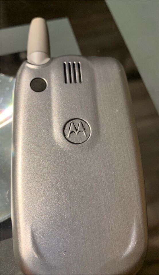 Handy motorola V600 mit 2x Bluetooth Wireless Headset in Vierhöfen