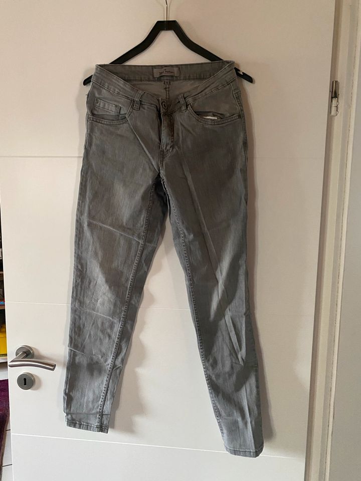 Damen Jeans grau Gr 40 in Ober-Mörlen