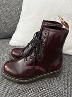 Dr. Martens in Kirschrot München - Milbertshofen - Am Hart Vorschau
