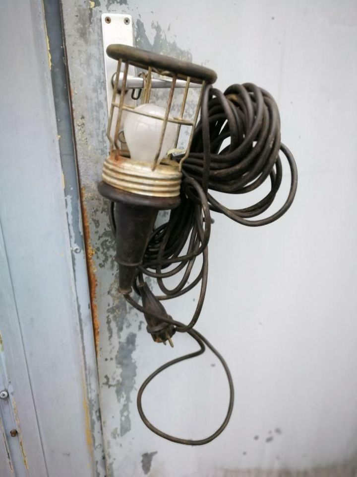 alte Arbeitslampe Käfiglampe Werkstattlampe Handlampe in Groß-Zimmern