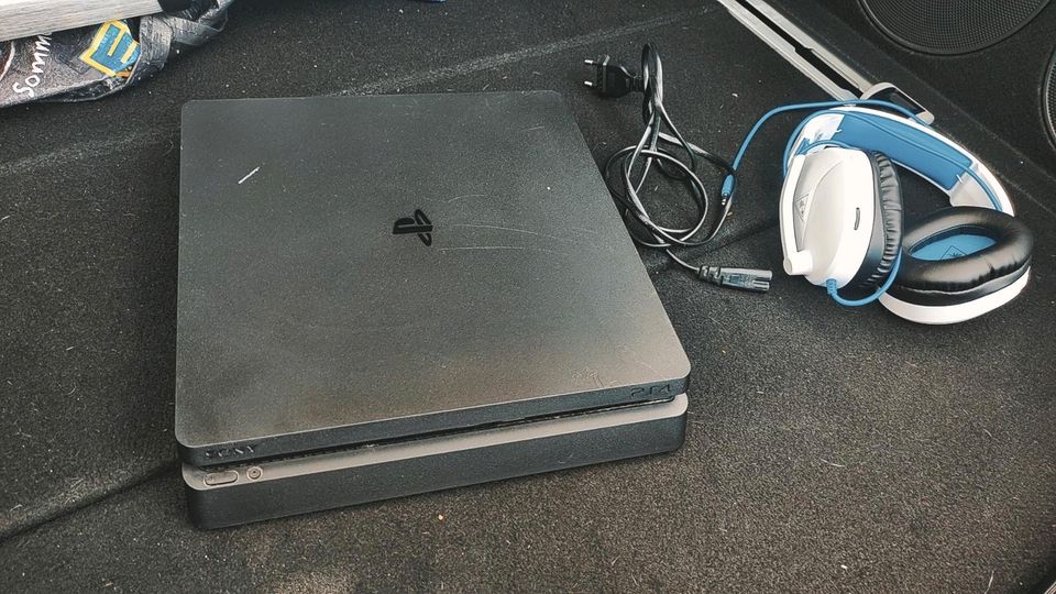 Playstation 4 Slim + Headset mit integriertem Micro in Magdeburg