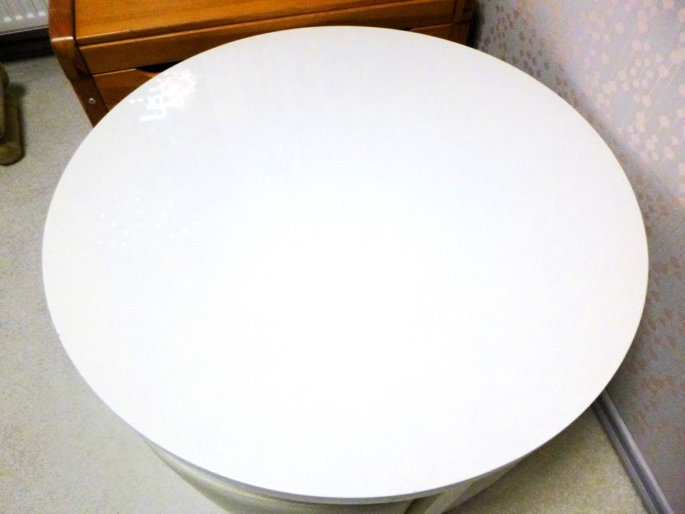 .Runder weißer Tisch Dm 90cm, Höhe 45cm dazu GRATIS 4 Hocker in Berlin