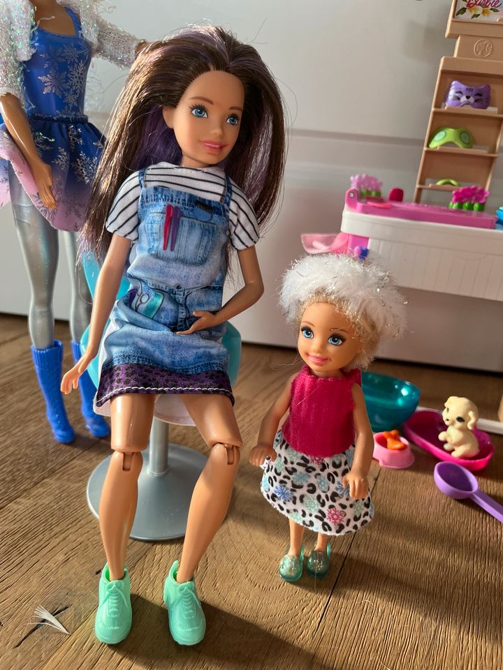 Barbie Kosmetik-/Friseursalon mit 2 Puppen & Kind in Riede