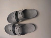 Crocs Pantolette flach in hellgrau / grau Berlin - Spandau Vorschau