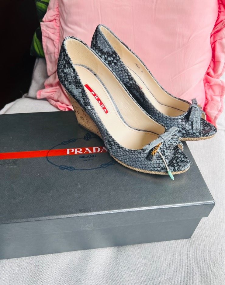 Orig. Prada Peeptoe Pumps Wedges High Heels Blau Beige Snake 36 in Hamburg