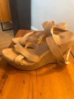 UGG hohe Schuhe Leder beige Keilabsatz Frankfurt am Main - Gutleutviertel Vorschau