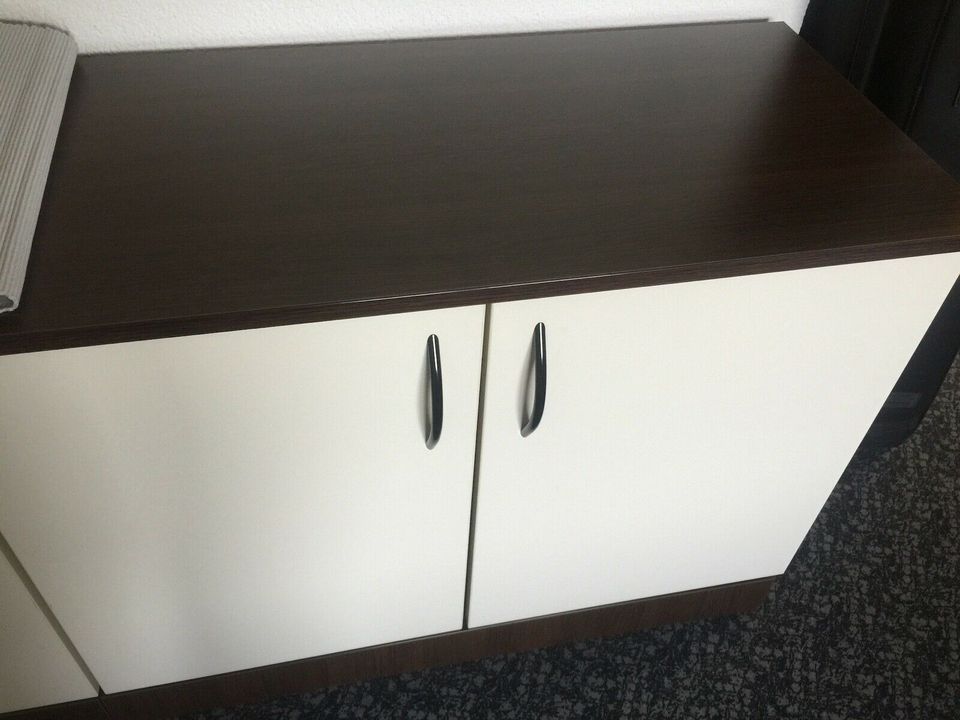 Bürotisch und Sideboard in Mörlenbach