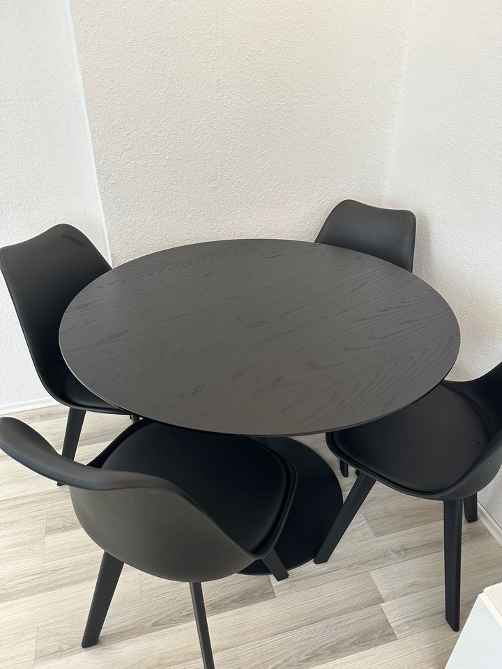 Tisch und Stühle in Bottrop