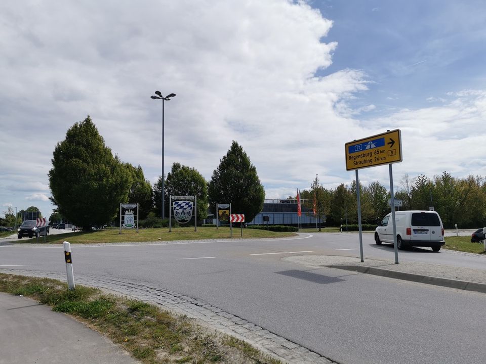 Plattling/Nh. A 92: Großzügige Büroräume m. Parkplätzen - ca. 220 m2  - Teilfläche möglich! in Plattling