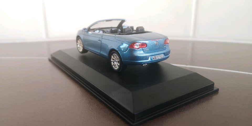 VW Eos, Modell Auto blau in Waren (Müritz)