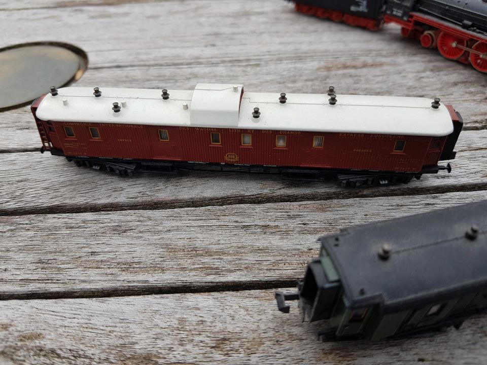 Eisenbahnlandschaft (Spur N) mit diversen Lokomotiven u Anhängern in Hamburg