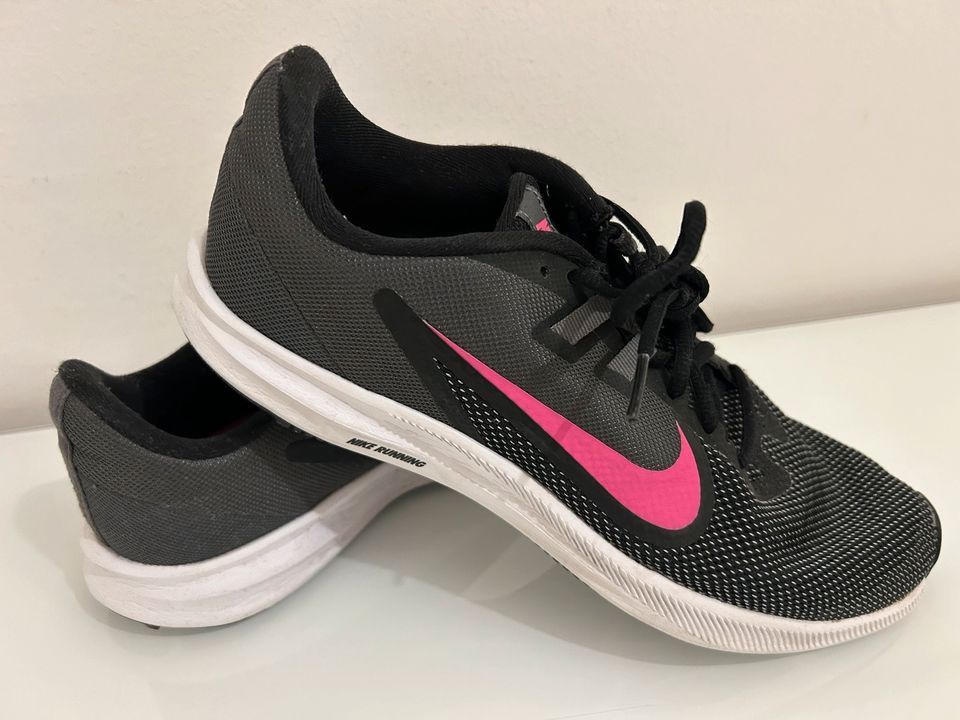 Laufschuh Nike Running Gr. 42/US10, schwarz/pink in Schwerte