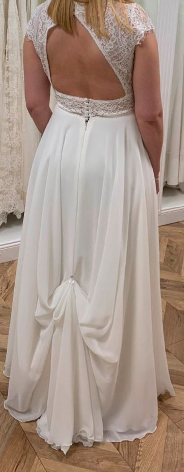 Brautkleid "Perla" Bianco Evento / Hochzeitskleid in Brackel