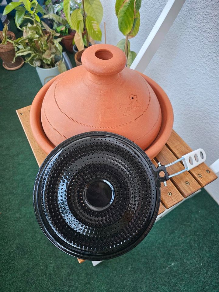 Tajine aus Ton ohne schädliche Glasur mit Simmerplatte in Frankfurt am Main