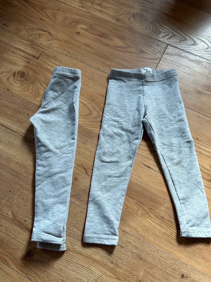 2x hellgraue Leggings, Gr 98 und 104, Zwillinge in Ahnsbeck