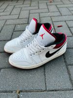 Nike Air Jordan 1 Low Weiß Rot Gr. 42,5 Nordrhein-Westfalen - Velbert Vorschau