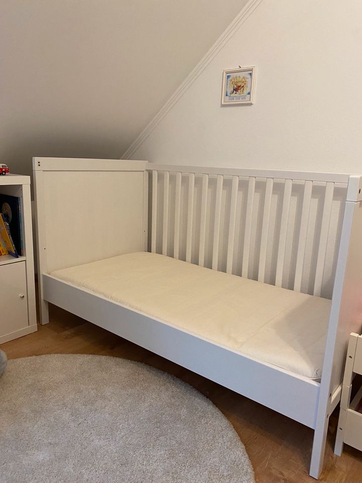Baby-/Kleinkindbett von Ikea Modell Sundvik in Hövelhof