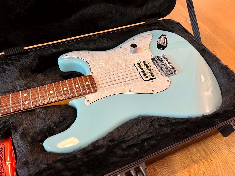 Fender Tom Delonge Stratocaster Daphne Blue 2001 m. Koffer, mint! in Tüßling