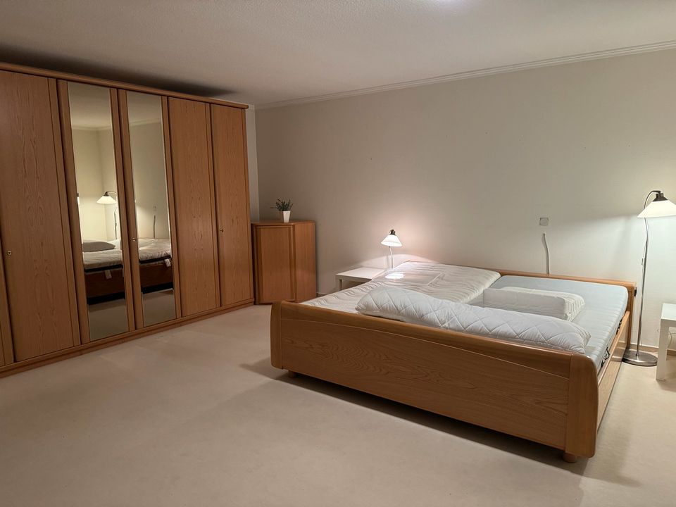 Schlafzimmer komplett Kleiderschrank Eckschrank Tische Doppelbett in Rehe