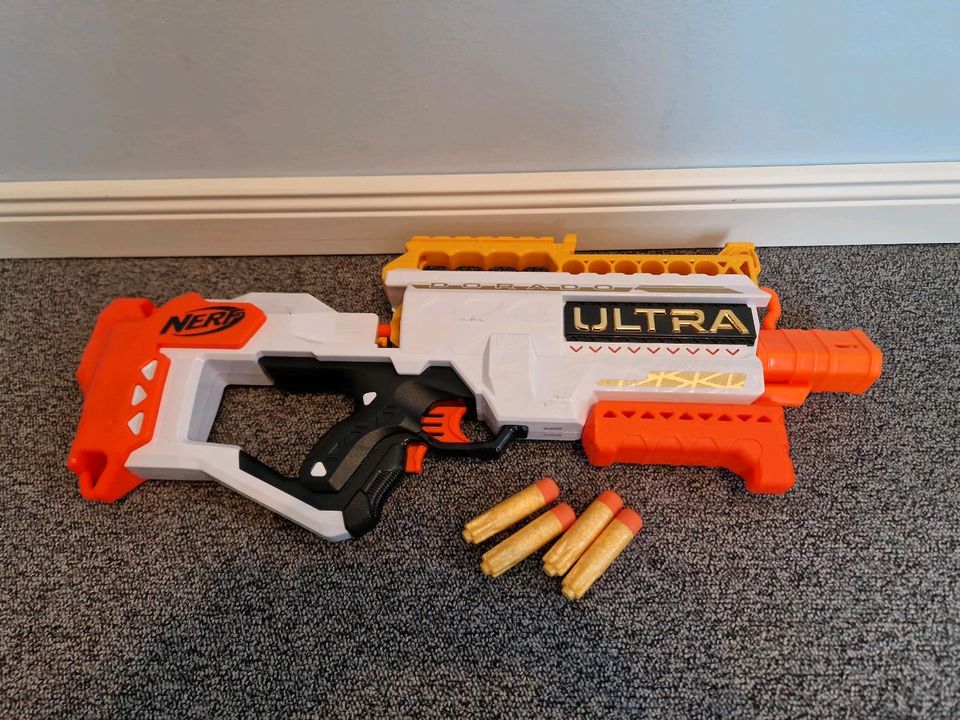 Nerf Ultra Dorado mit 4 Original Pfeilen in Osterby bei Medelby