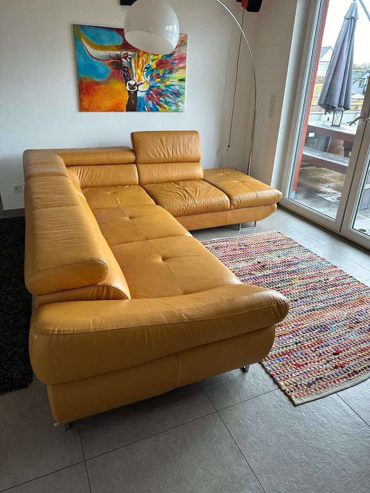 Gelbes Ledersofa in Kelsterbach