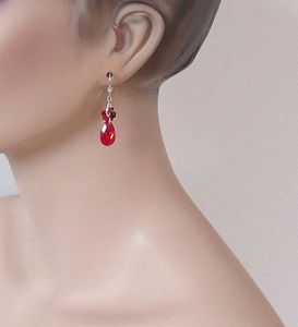 Moderne Quasten Ohrringe in rot mit Swarovski Stein