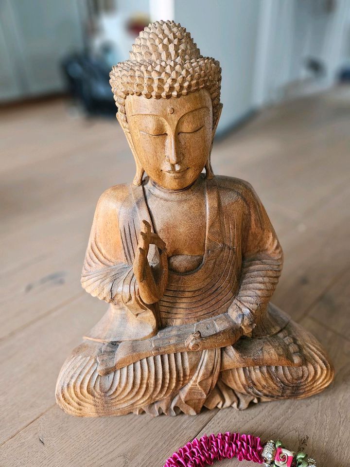 Buddha-Figur aus Holz in Aachen