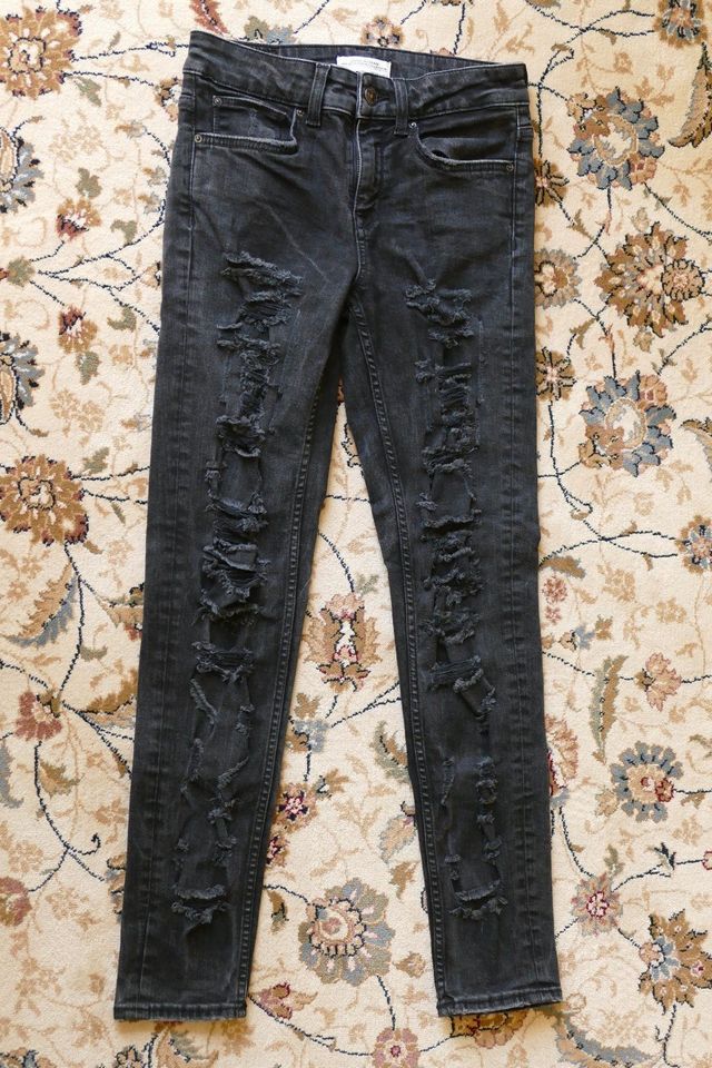 Zara Jeans Skinny Gr. 34 XS schwarz Used look in Striegistal