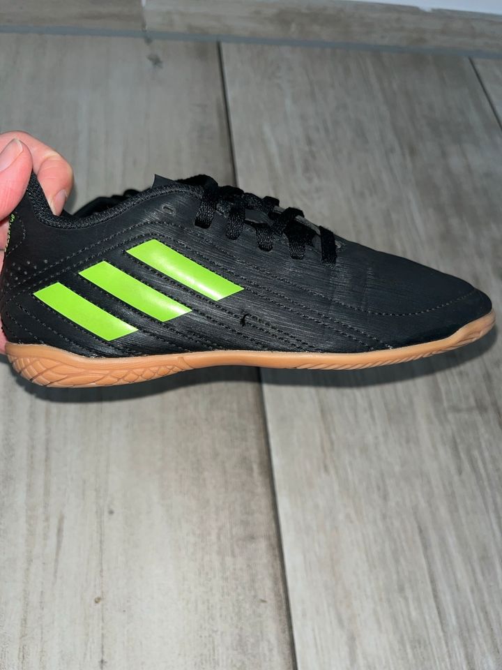 Hallen Schuhe von Adidas gr 32 in Delbrück