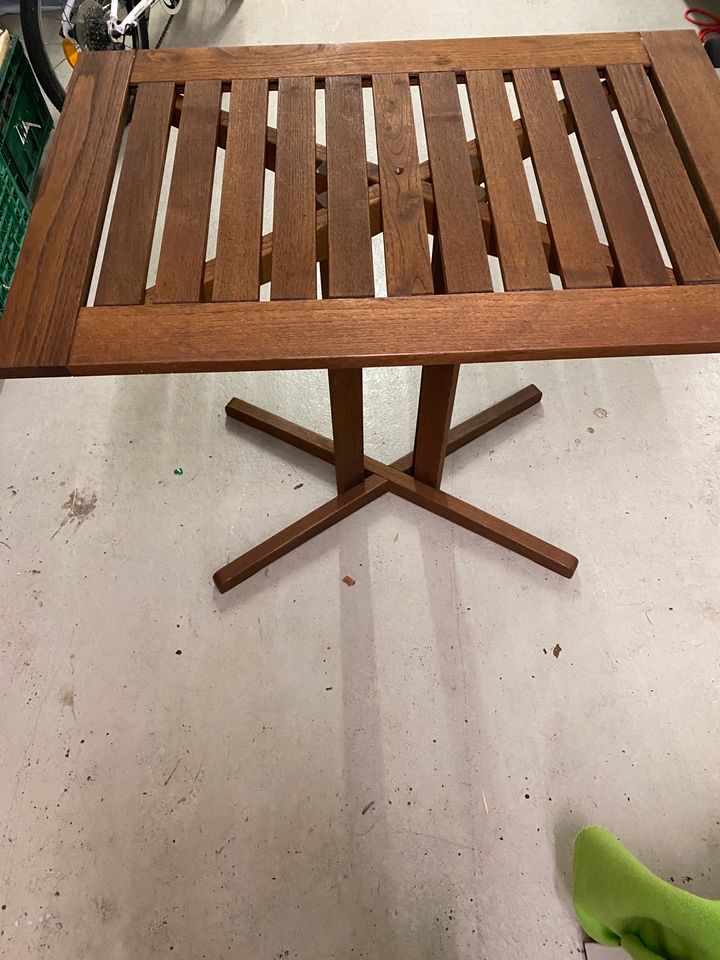 Zwei Tische und vier Stühle in Saarbrücken
