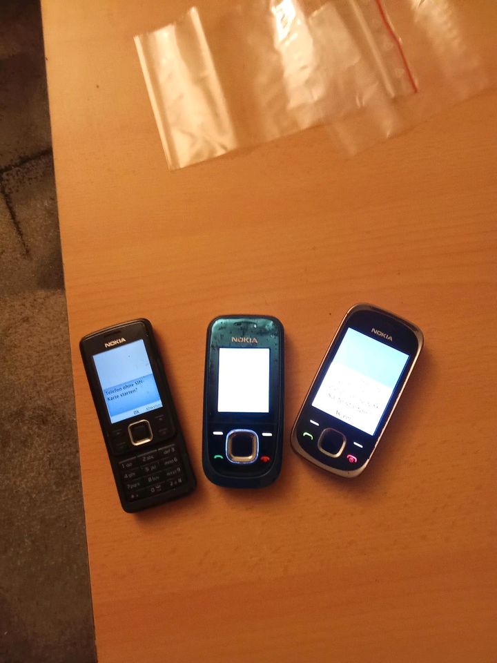 3 Funktionierende Handys v Nokia mit original Ladegeräten in Radebeul