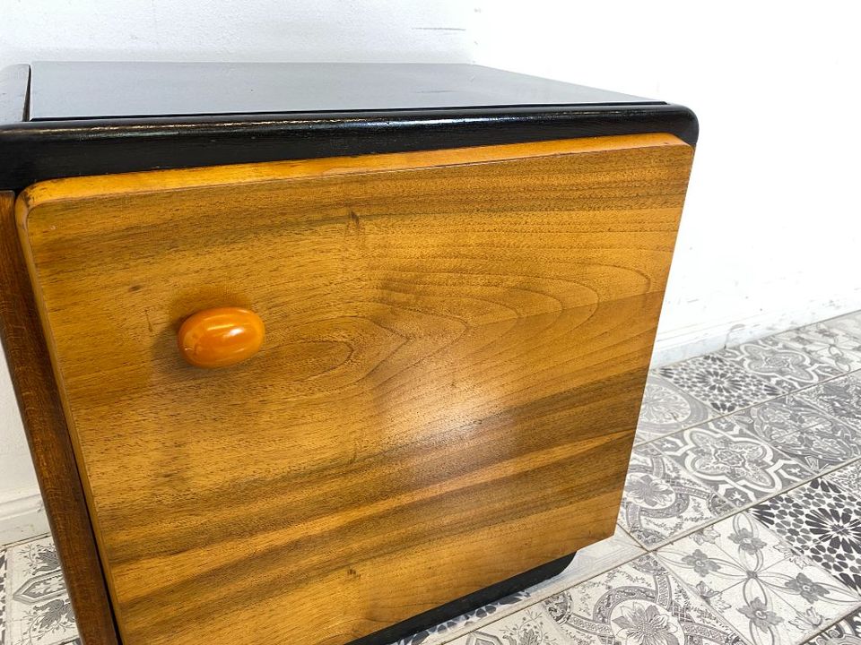 WMK Schöner und gut erhaltener 1930er Jahre Nachttisch aus vollem Holz in Nussbaum mit unterteiltem Fach # Nachtschrank Nachtschränkchen Nachtkommode Kommode Beistelltisch Art Deco Antik Vintage in Berlin