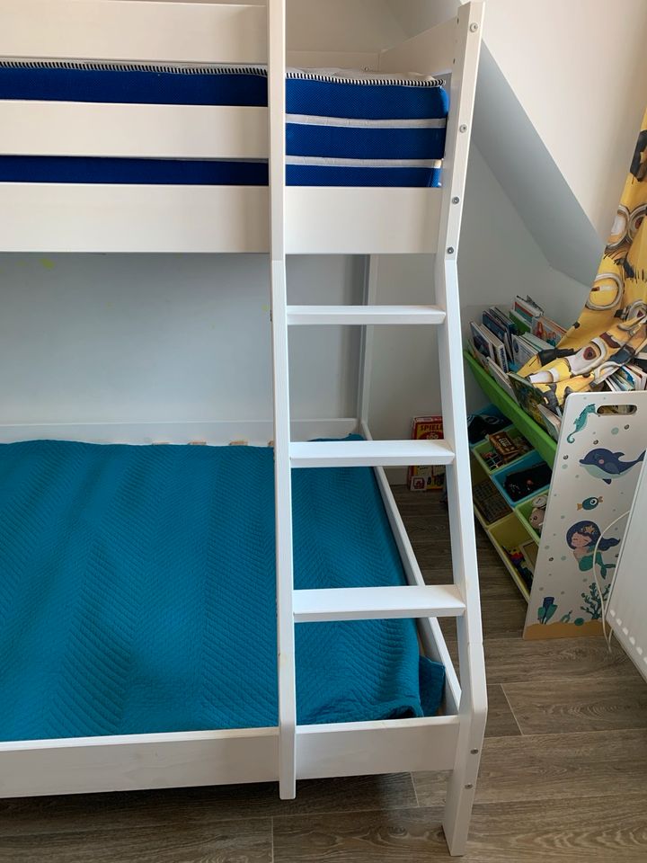 Etagenbett 140*200 / 90*200 mit Matratze und Lattenrost wie neu in Berlin