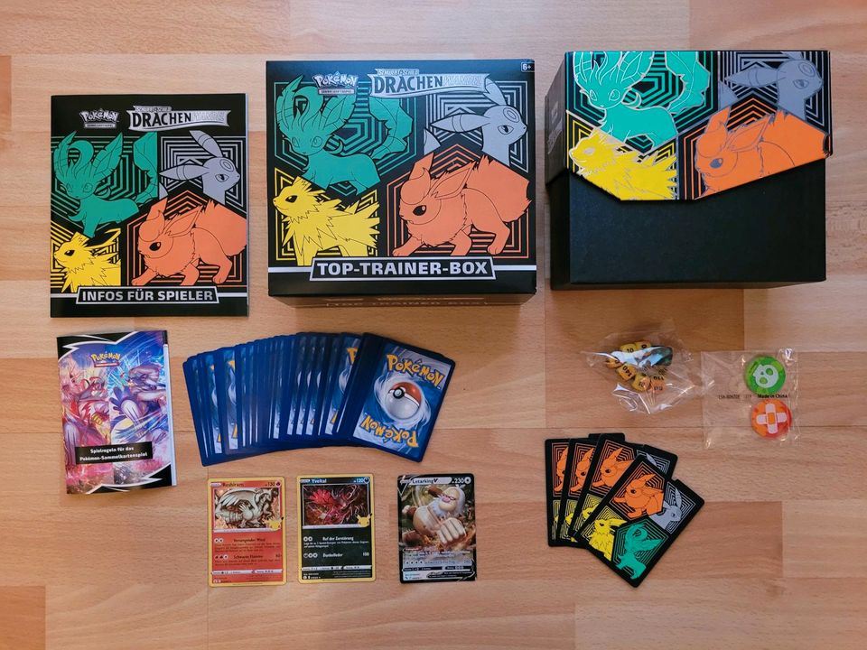 Pokemon Top Trainer Box + 50 Karten + Holos + V oder GX in Berlin