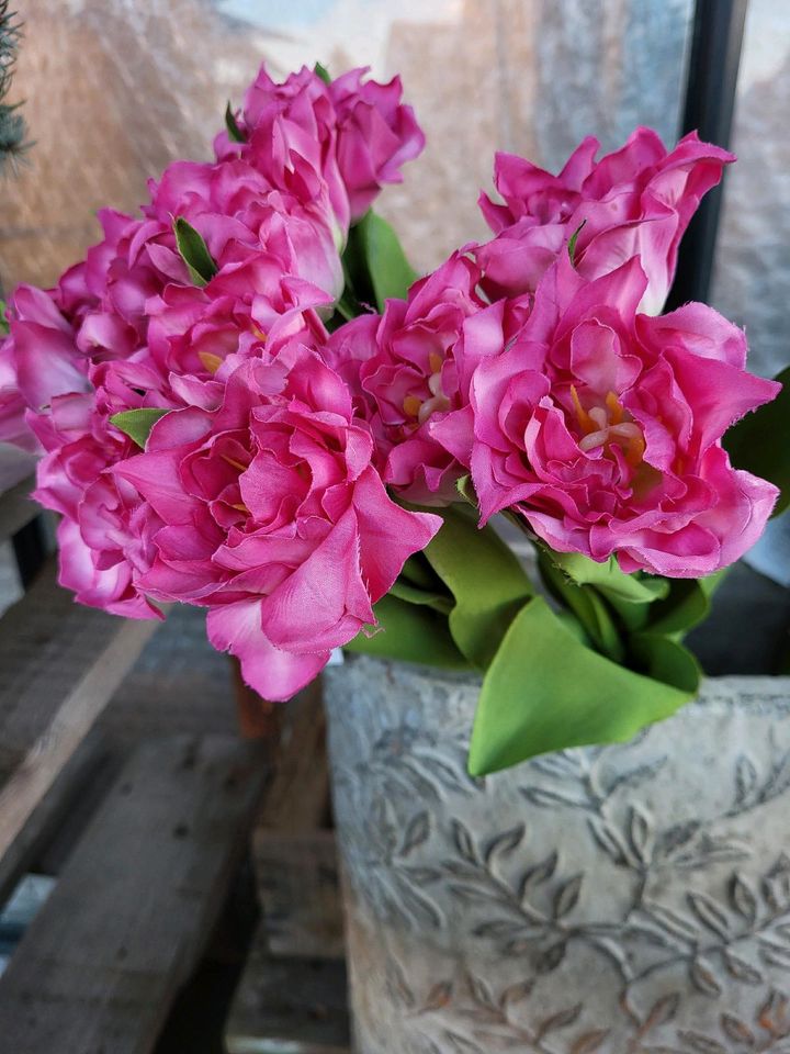 Kunstblumen gefüllte Tulpen rot, gelb und pink in Lichtenberg