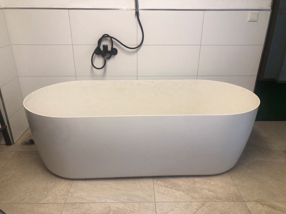 Freistehende Badewanne mit Wannenschürze in Aschersleben