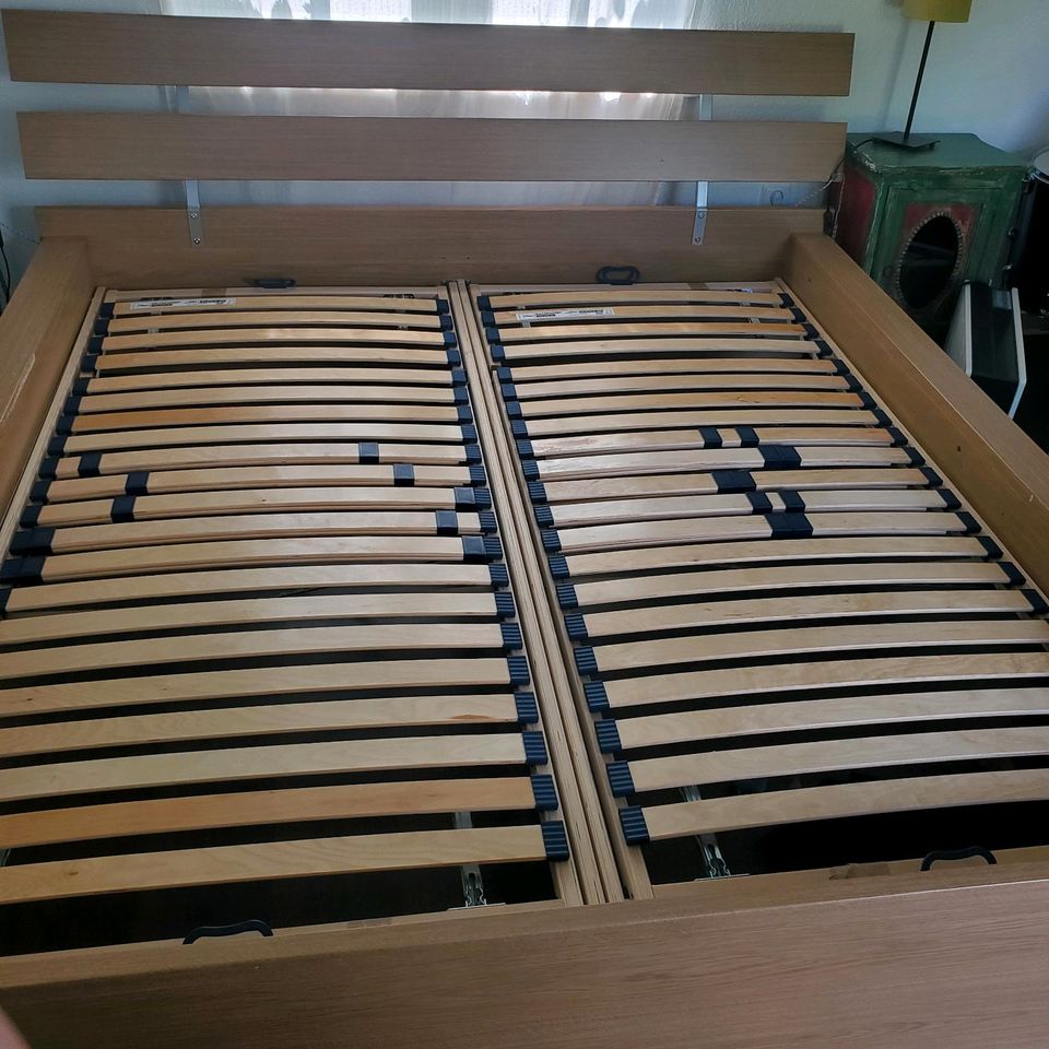 Doppelbett - Bettgestell inklusive Lattenrost (Ikea) in Ratingen
